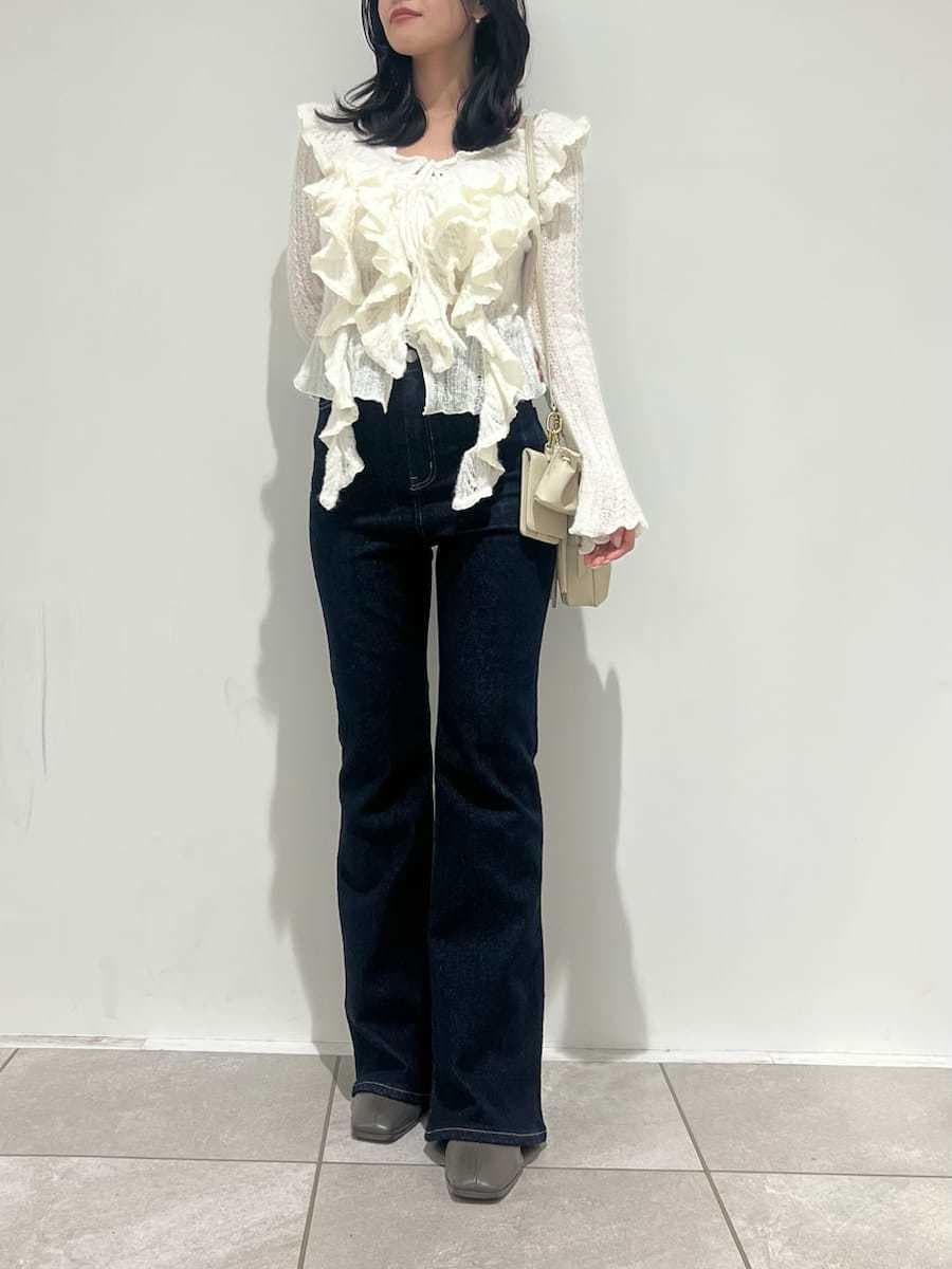 ブルー系のその他パンツ、ホワイト系のニット/セーター、ホワイト系のショルダーバッグを着用したレディースの冬コーディネートの5枚目の写真