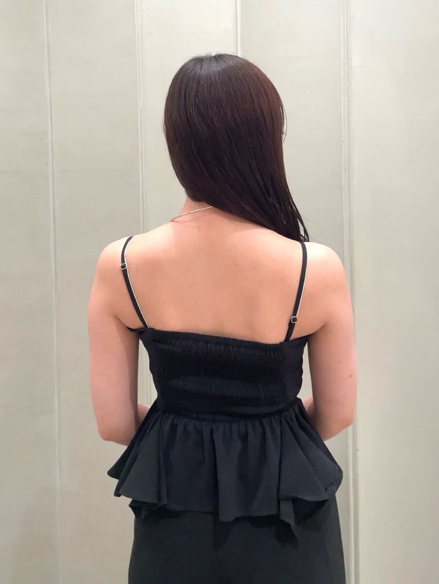 ブラック系のその他パンツ、ブラック系のその他トップス、シルバー系のショルダーバッグを着用したレディースの夏コーディネートの7枚目の写真