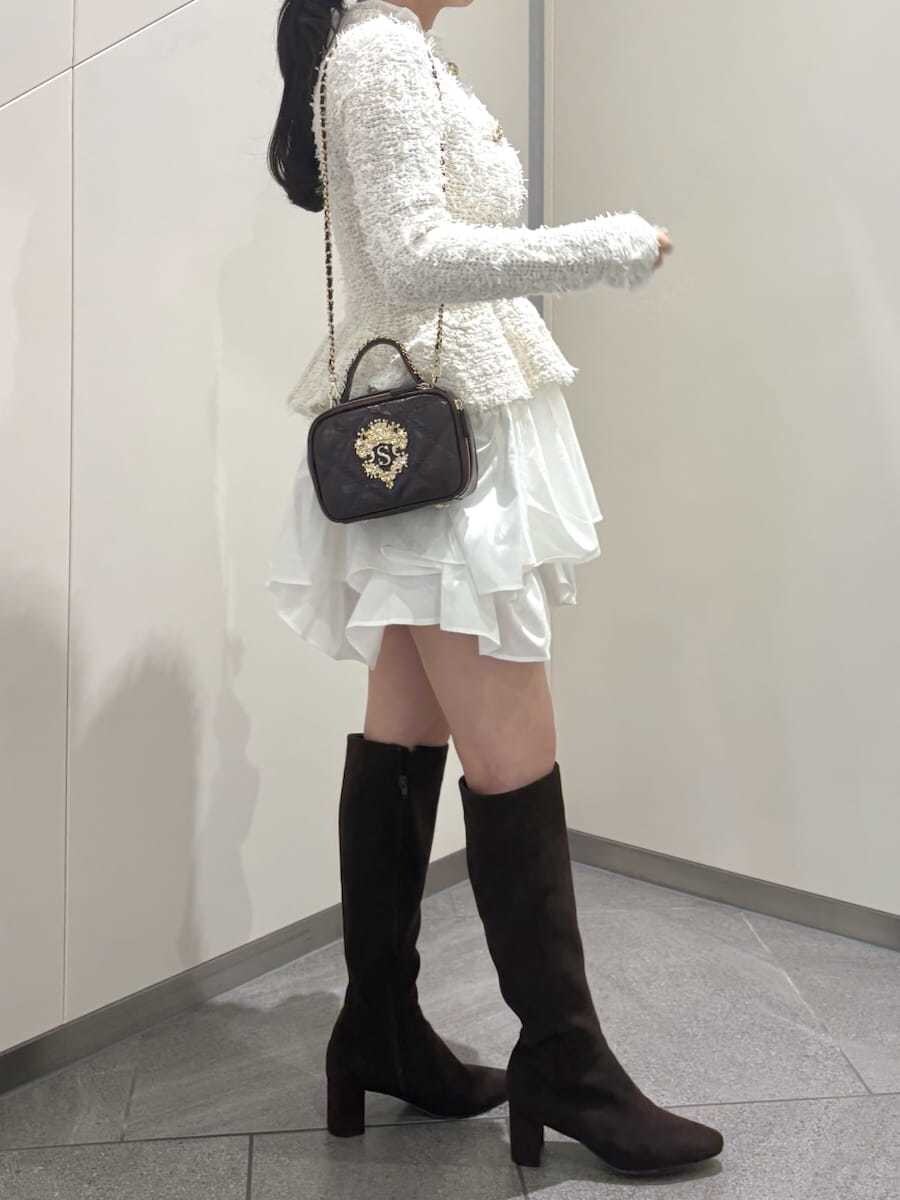 ホワイト系のワンピース、ブラウン系のブーツ、レッド系のショルダーバッグを着用したレディースの秋コーディネートの2枚目の写真