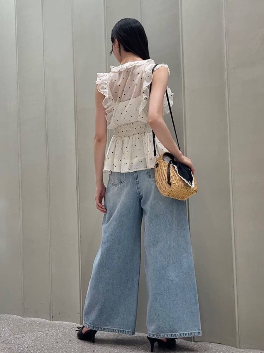 ブラック系のかごバッグ、ブルー系のデニムパンツ、その他のシャツ/ブラウスを着用したレディースの夏コーディネートの8枚目の写真