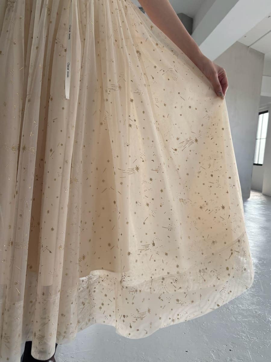 ベージュ系のシャツ/ブラウス、ベージュ系のスカートを着用したレディースの夏コーディネートの7枚目の写真