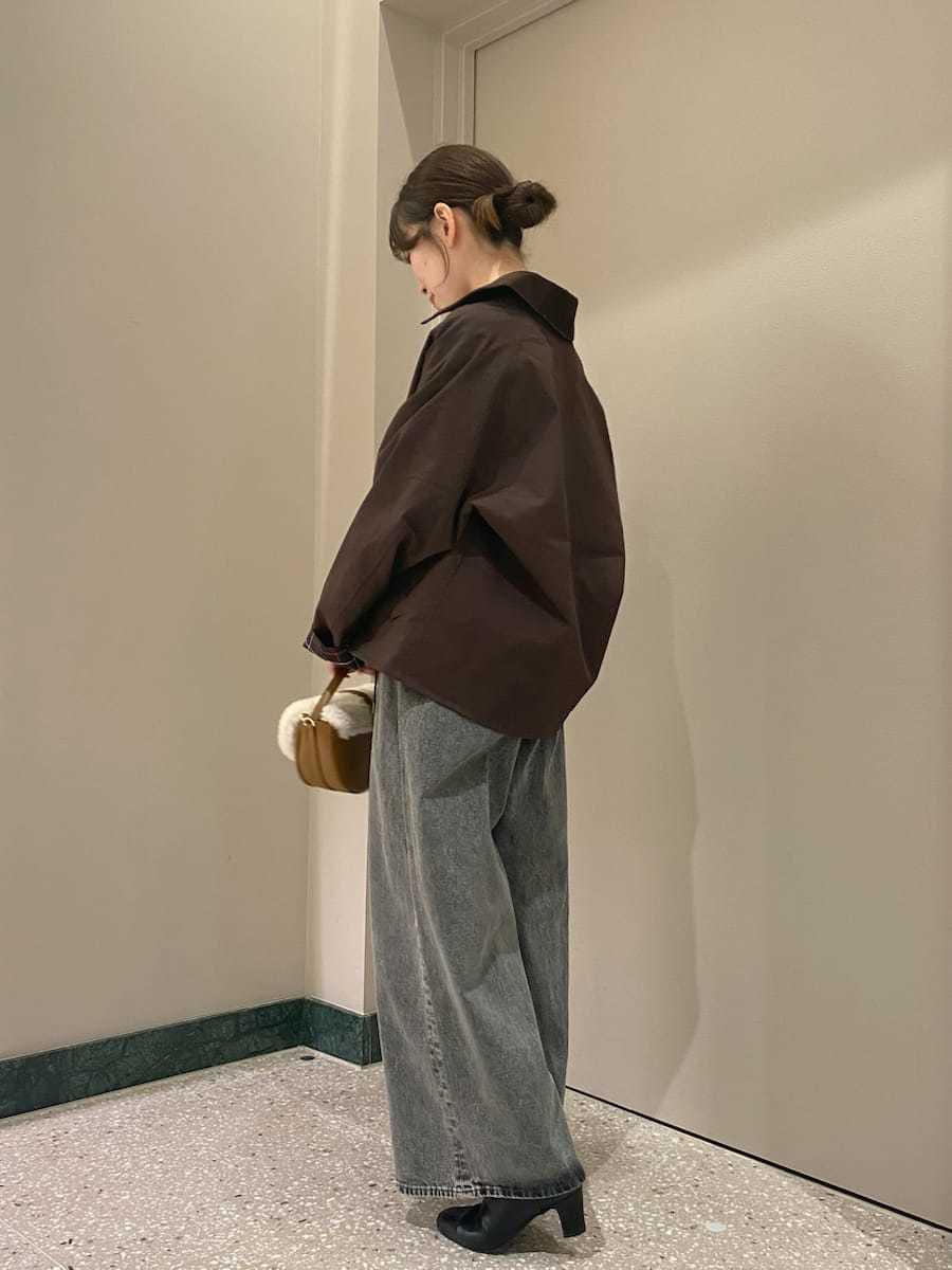 ブラウン系のブルゾン、グレー系のデニムパンツ、ホワイト系のTシャツ/カットソーを着用したレディースの秋コーディネートの2枚目の写真