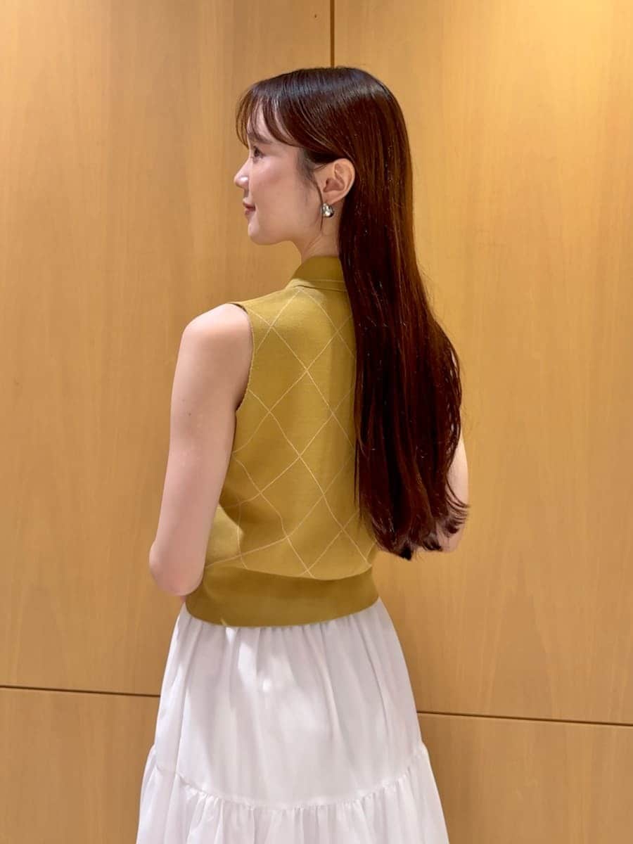 イエロー系のワンピースを着用したレディースの夏コーディネートの6枚目の写真