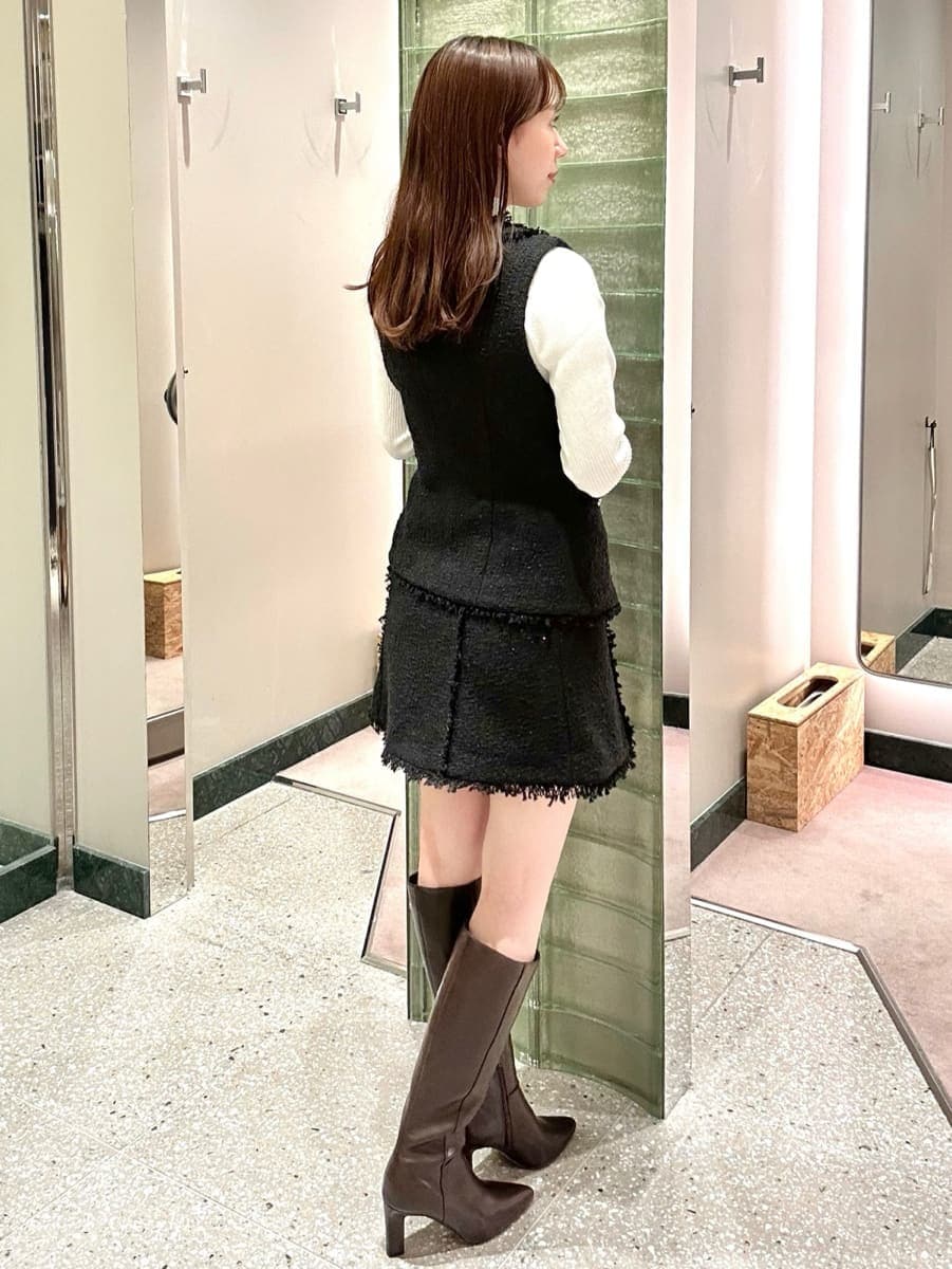 ブラック系のその他アウター、ホワイト系のニット/セーター、ブラック系のスカートを着用したレディースの秋コーディネートの4枚目の写真