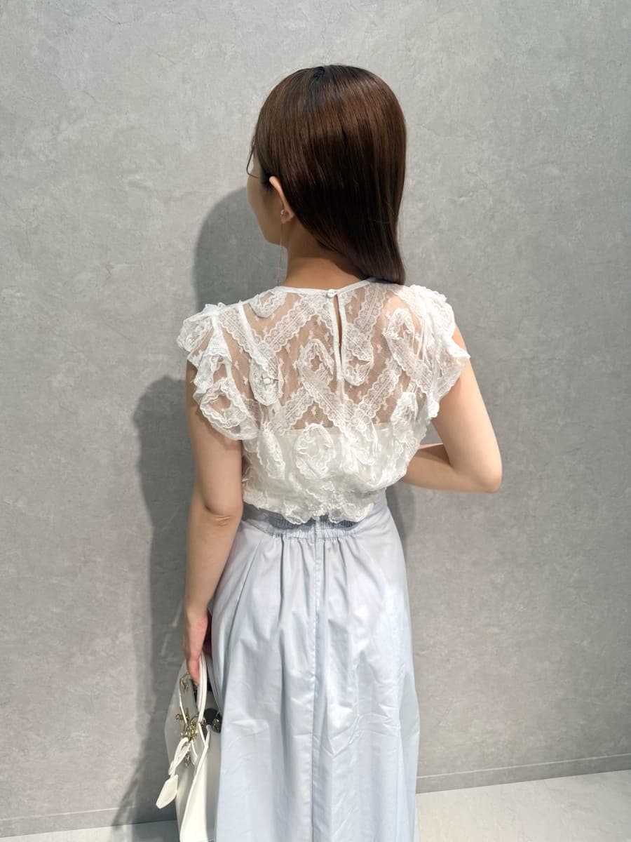 ホワイト系のTシャツ/カットソー、ブルー系のスカート、ホワイト系のサンダルを着用したレディースの夏コーディネートの7枚目の写真