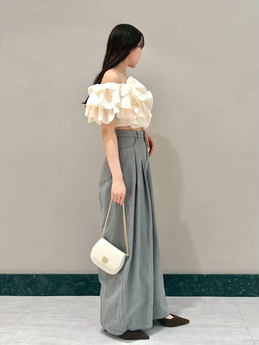 グレー系のデニムパンツ、ホワイト系のシャツ/ブラウス、ブラウン系のパンプスを着用したレディースの冬コーディネートの4枚目の写真