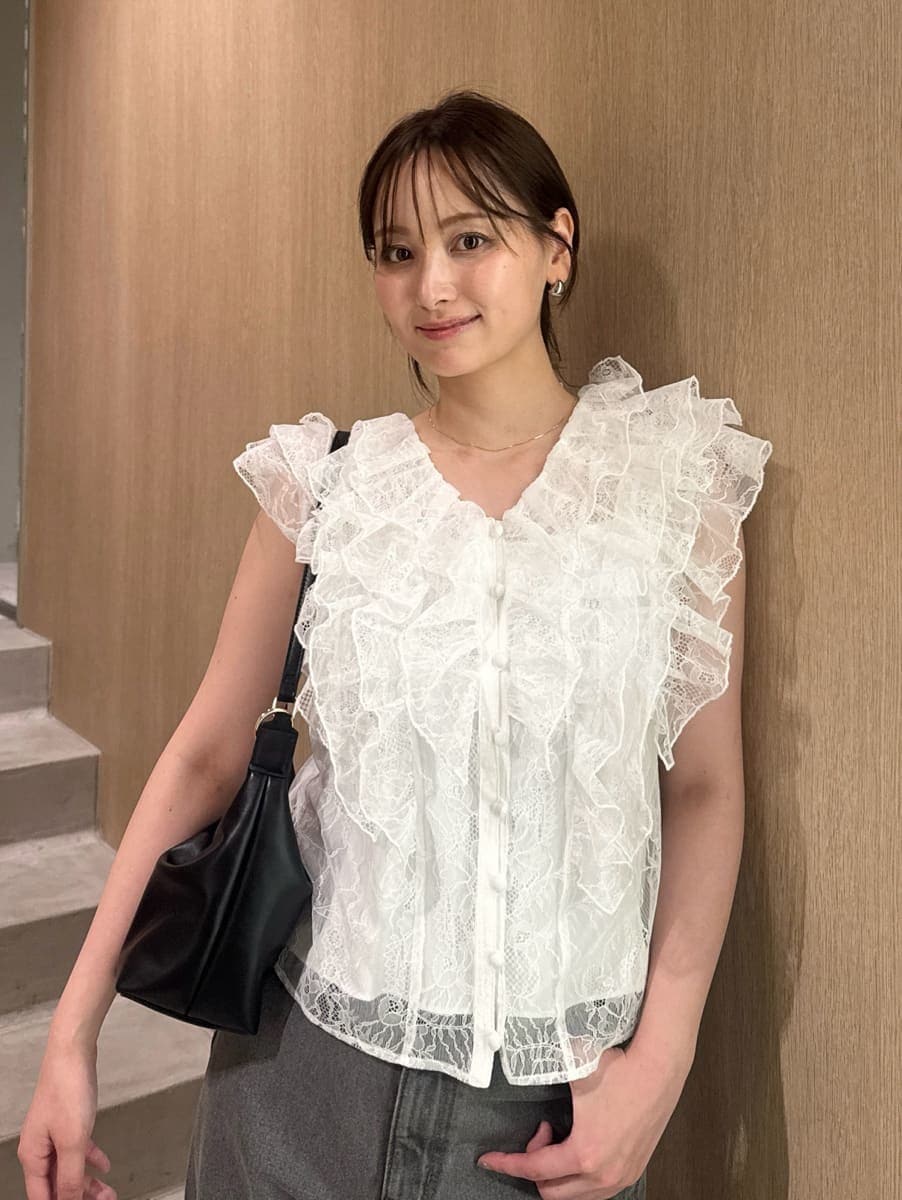 グレー系のその他パンツ、ホワイト系のシャツ/ブラウスを着用したレディースの夏コーディネートの3枚目の写真