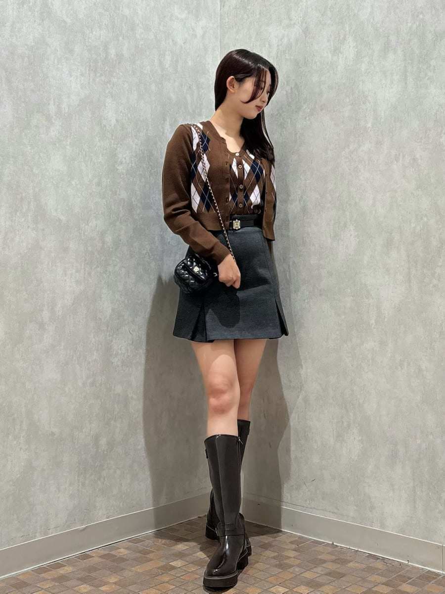 「骨格ウェーブ、肌見せ、ミニボトム、ニットトップス、アウター、レイヤードスタイル、カジュアル、デート、セットアップ、高身長、ストリート、カーディガン、タイトスカート、ロゴ、ギフト」｜「SNIDELのアーガイルニットジレプルオーバー（ニット/セーター、ブラウン系）」を使った、SNIDELさん（レディース・160cm）の夏コーディネートの4枚目の写真
