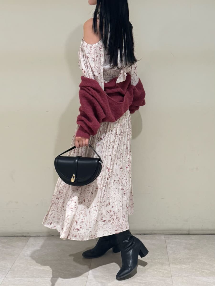 ブラック系のハンドバッグ、ピンク系のワンピース、ピンク系のカーディガン/ボレロを着用したレディースの冬コーディネートの3枚目の写真