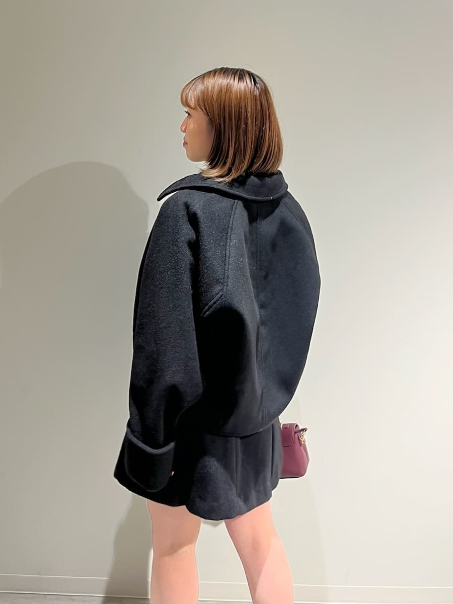 ブラック系のブルゾン、ホワイト系のシャツ/ブラウス、ブラック系のスカートを着用したレディースの秋コーディネートの5枚目の写真