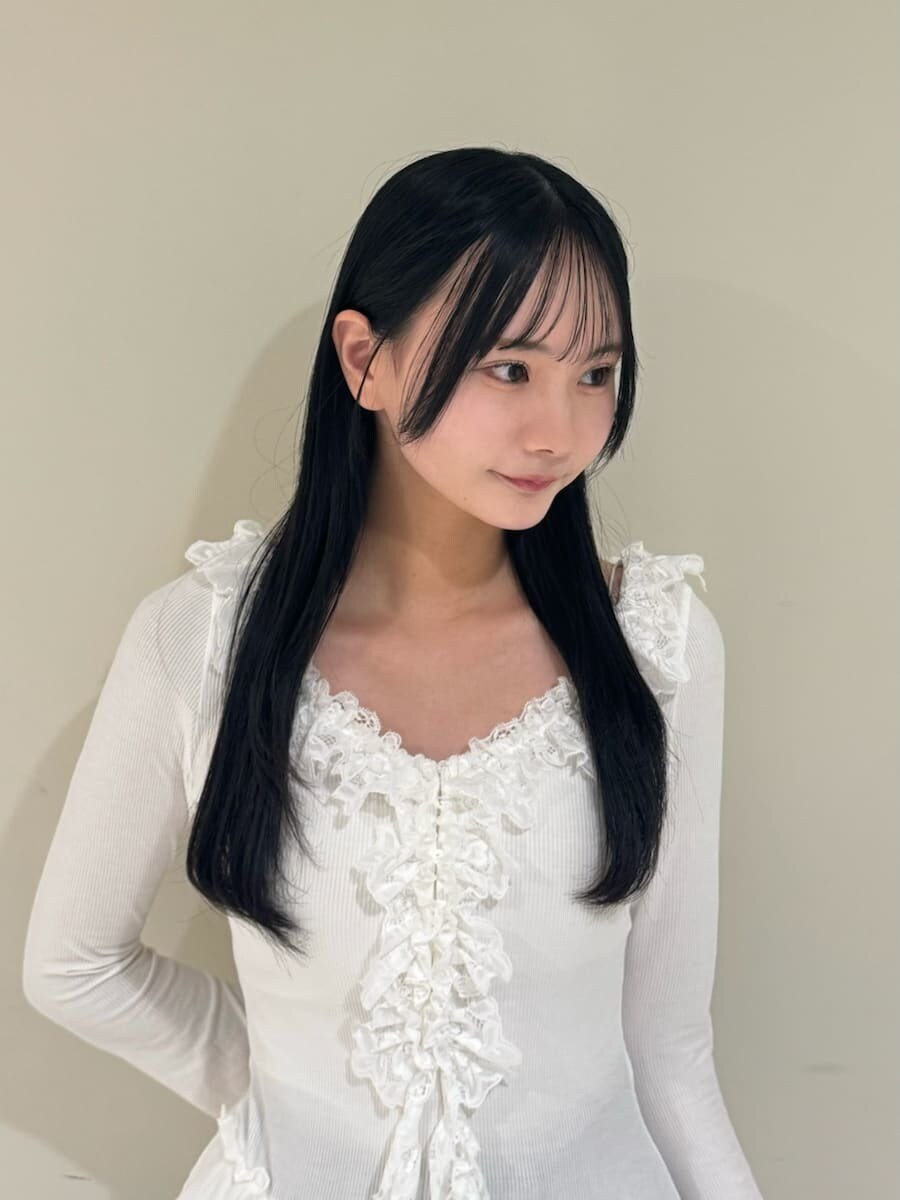 ホワイト系のTシャツ/カットソー、ブルー系のその他パンツ、ホワイト系のショルダーバッグを着用したレディースの秋コーディネートの5枚目の写真