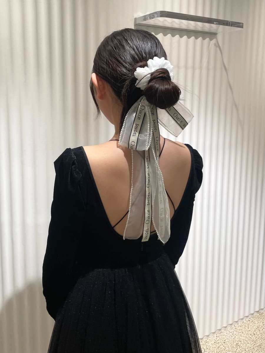 ブラック系のワンピース、ブラック系のパンプス、ブラック系のショルダーバッグを着用したレディースの夏コーディネートの6枚目の写真