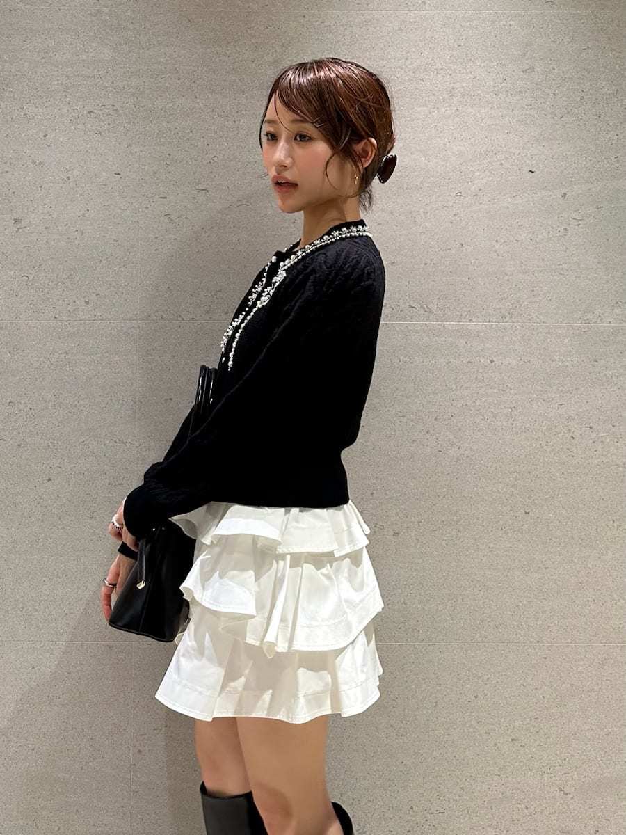 ブラウン系のブルゾン、ホワイト系のその他パンツ、ブラック系のニット/セーターを着用したレディースの秋コーディネートの7枚目の写真