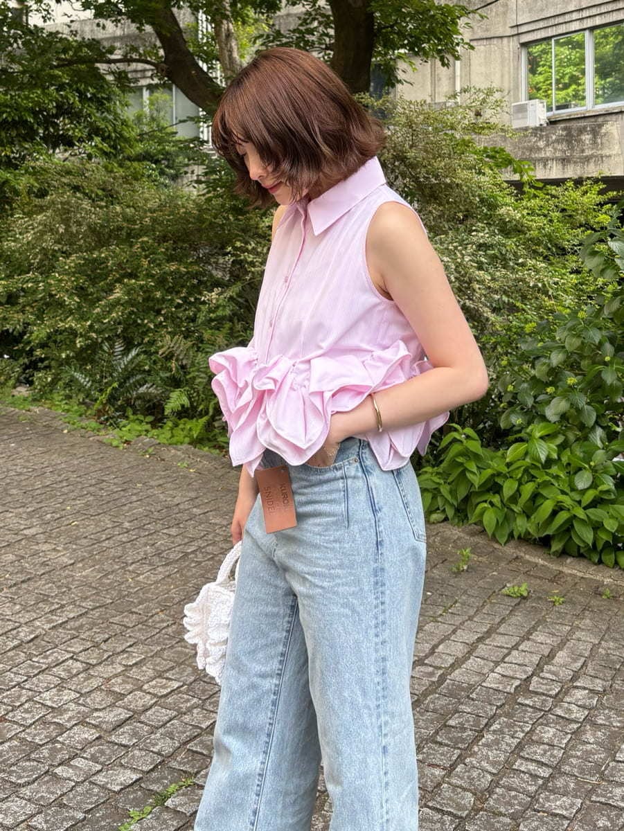 ブルー系のデニムパンツ、ピンク系のシャツ/ブラウスを着用したレディースの春コーディネートの5枚目の写真