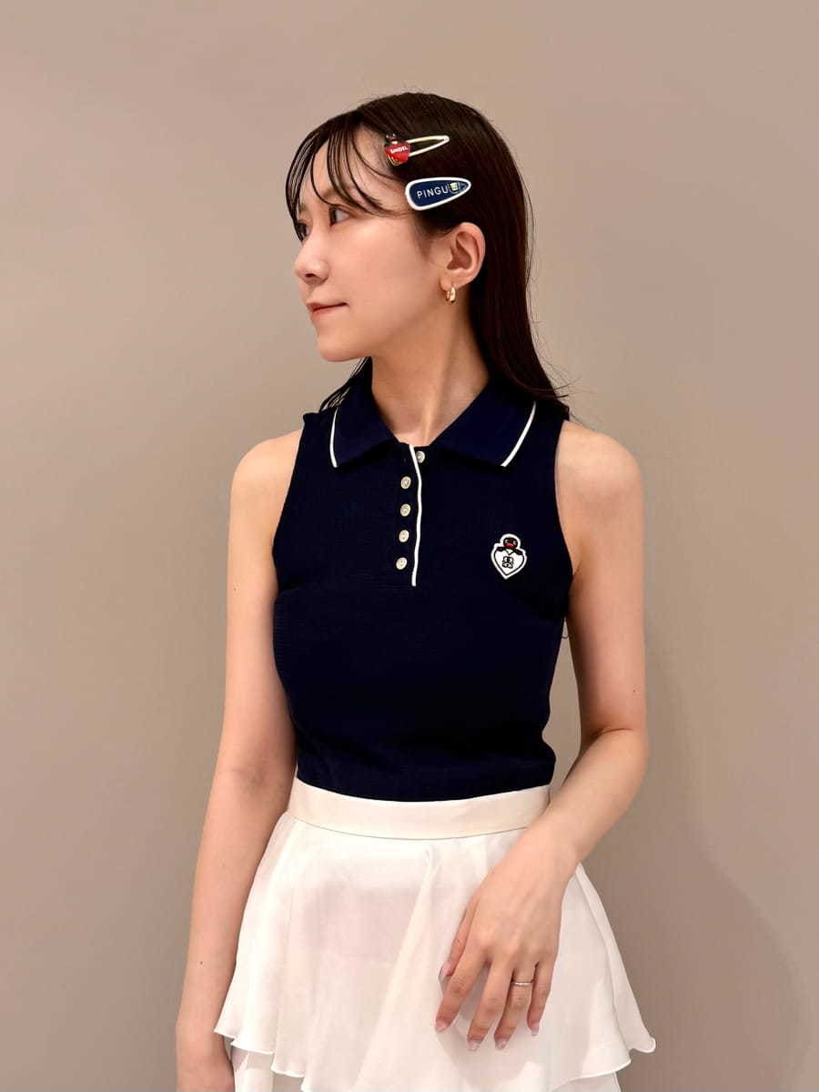 その他のパンプス、ホワイト系のスカート、ブルー系のTシャツ/カットソーを着用したレディースの夏コーディネートの4枚目の写真
