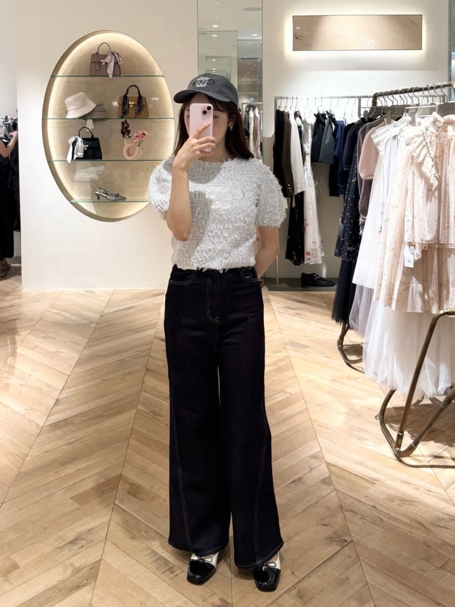 グレー系のニット/セーター、ブルー系のデニムパンツ、その他のパンプスを着用したレディースの夏コーディネートの6枚目の写真