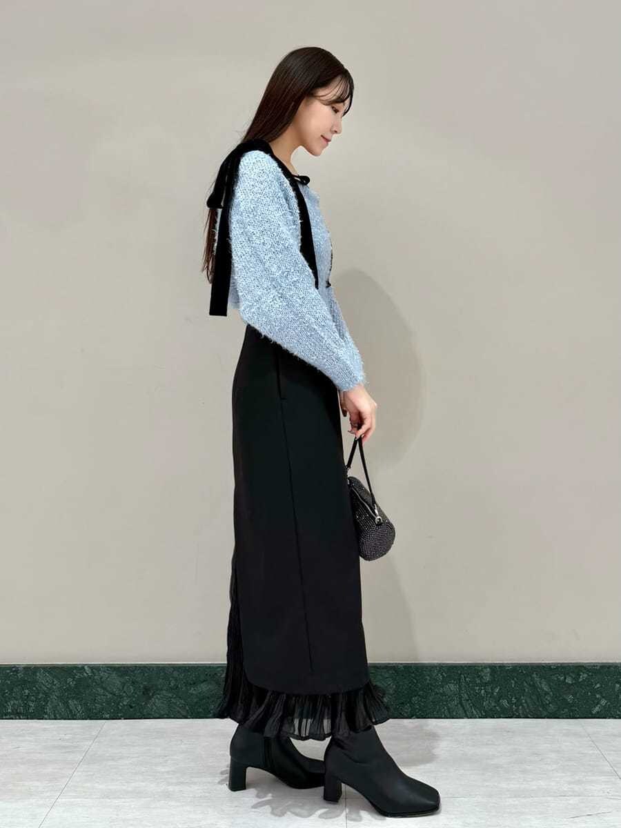 ブラック系のスカートを着用したレディースの冬コーディネートの4枚目の写真