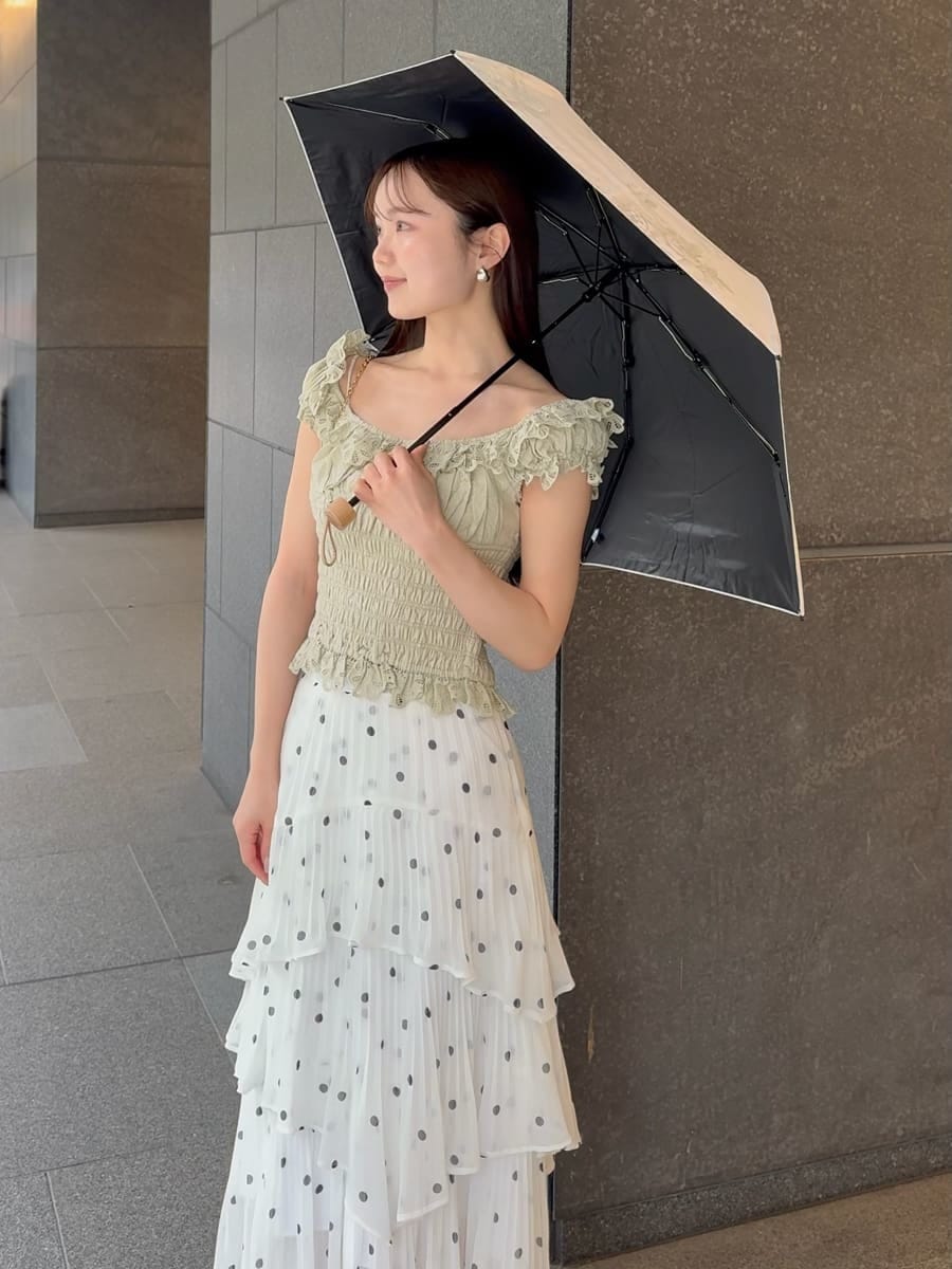 その他のスカート、グリーン系のシャツ/ブラウス、ブラック系のショルダーバッグを着用したレディースの春コーディネートの8枚目の写真