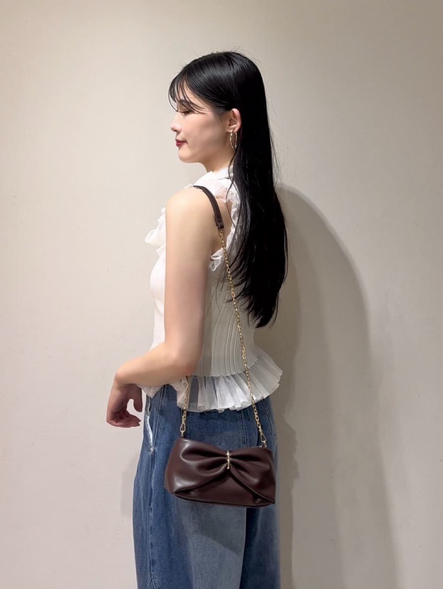 ブルー系のデニムパンツ、ホワイト系のニット/セーターを着用したレディースの夏コーディネートの5枚目の写真