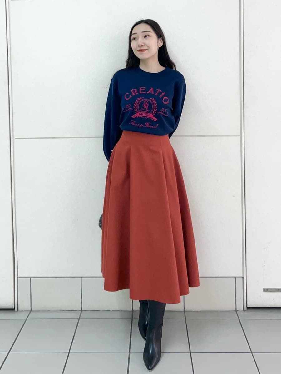 ブラック系のブーツ、ブルー系のニット/セーターを着用したレディースの冬コーディネートの2枚目の写真