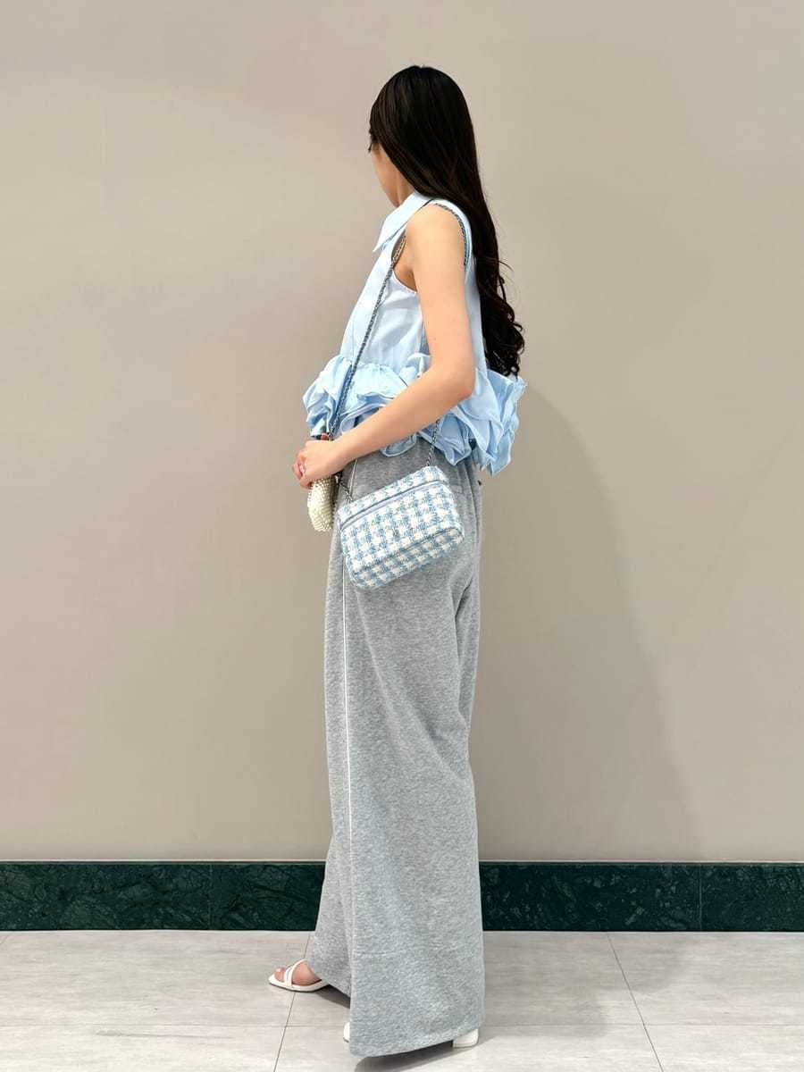 グレー系のその他パンツ、ブルー系のシャツ/ブラウス、ホワイト系のサンダルを着用したレディースの春コーディネートの2枚目の写真