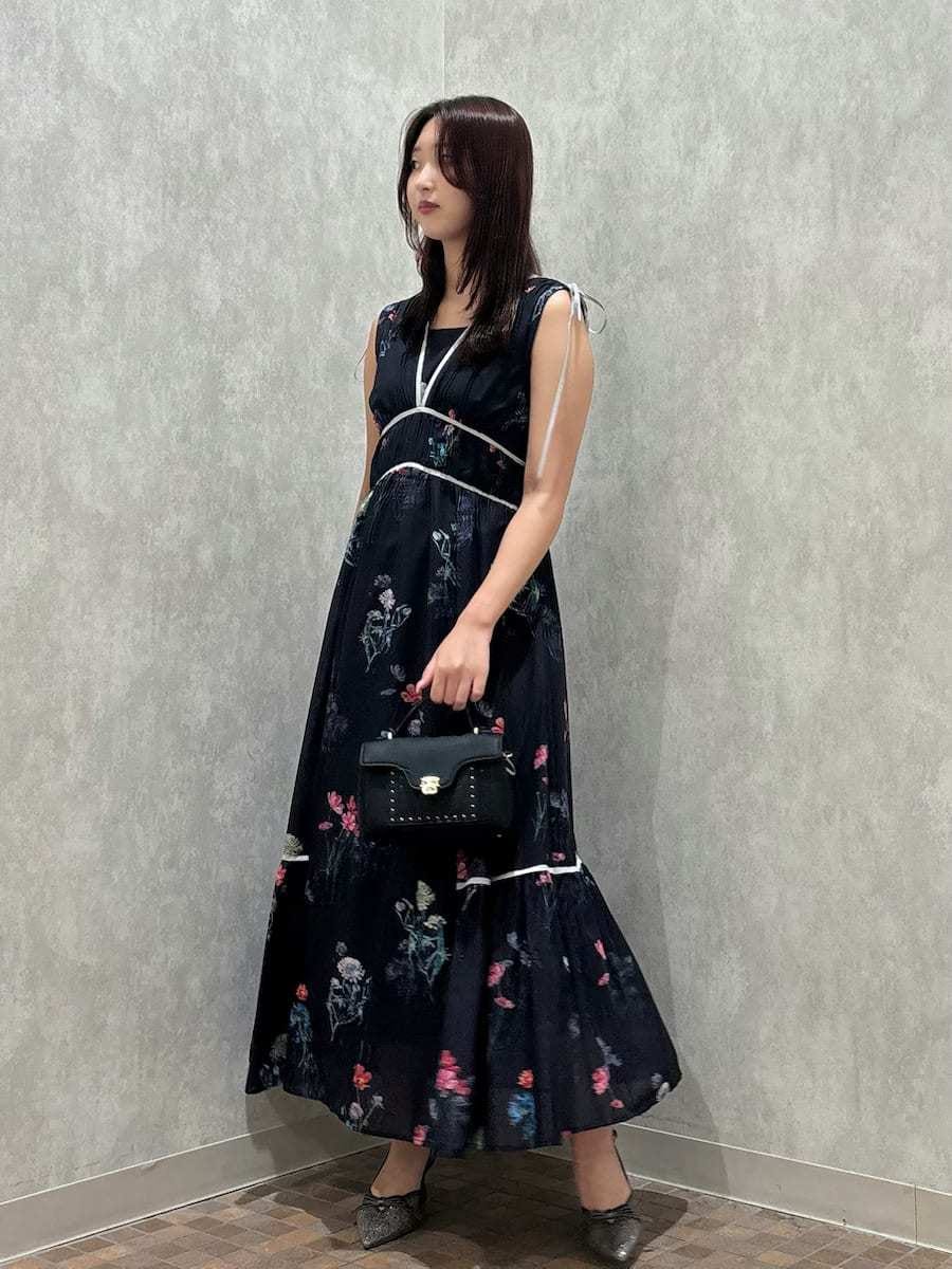 ブルー系のワンピース、ブラック系のショルダーバッグを着用したレディースの夏コーディネートの2枚目の写真