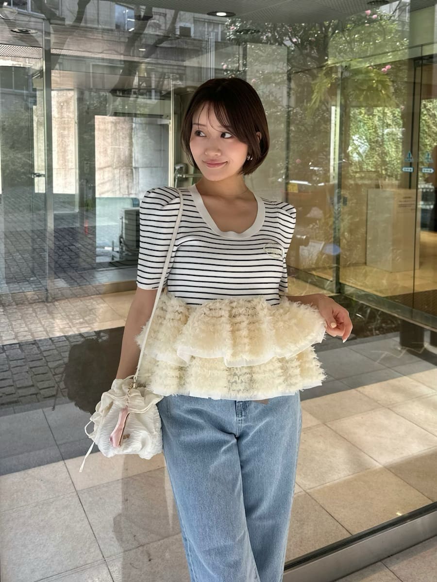 ブルー系のデニムパンツ、その他のニット/セーター、ブラック系のパンプスを着用したレディースの春コーディネートの3枚目の写真