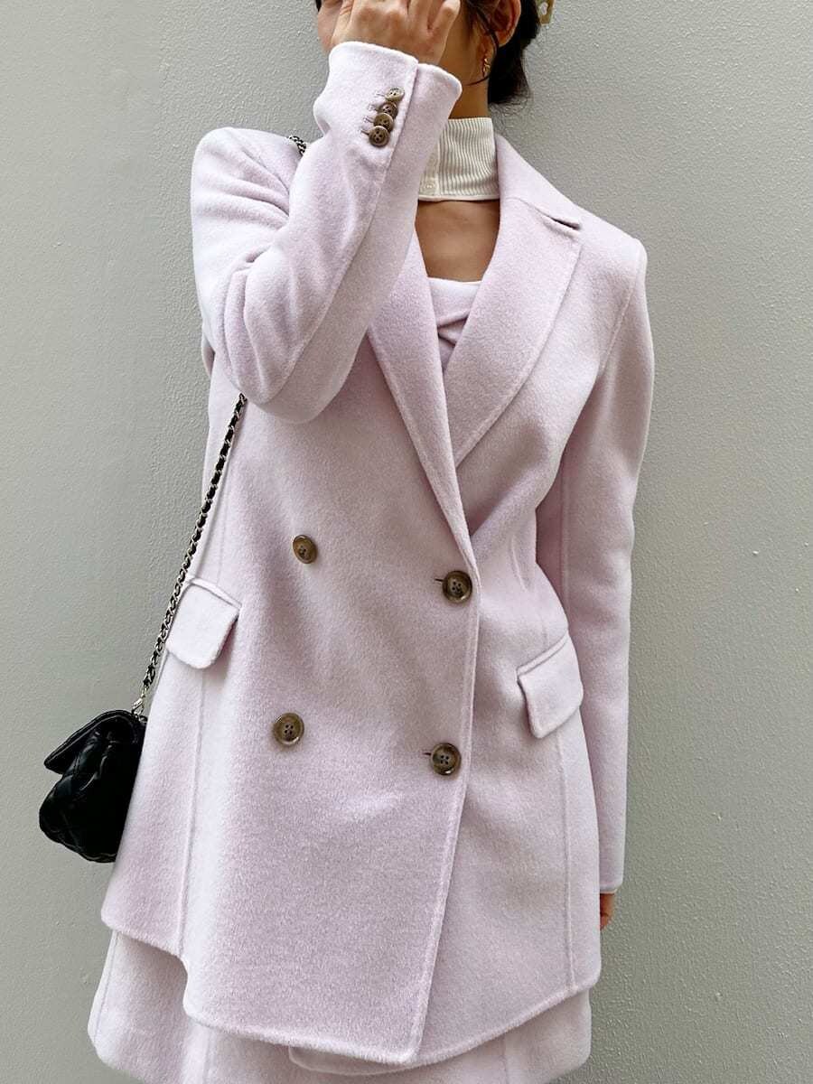 ピンク系のワンピース、ピンク系のテーラードジャケット、ブラック系のニット/セーターを着用したレディースの秋コーディネートの9枚目の写真