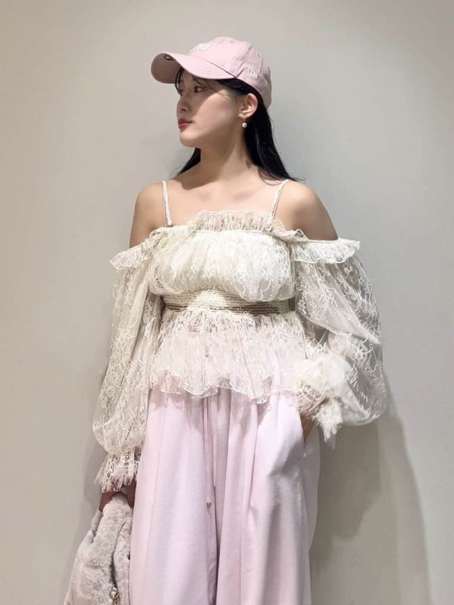 ピンク系のその他パンツ、ホワイト系のシャツ/ブラウス、ブラウン系のパンプスを着用したレディースの秋コーディネートの4枚目の写真