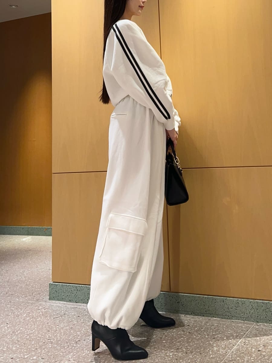 ホワイト系のスウェットパンツ、ホワイト系のスウェット、ブラック系のハンドバッグを着用したレディースの冬コーディネートの5枚目の写真