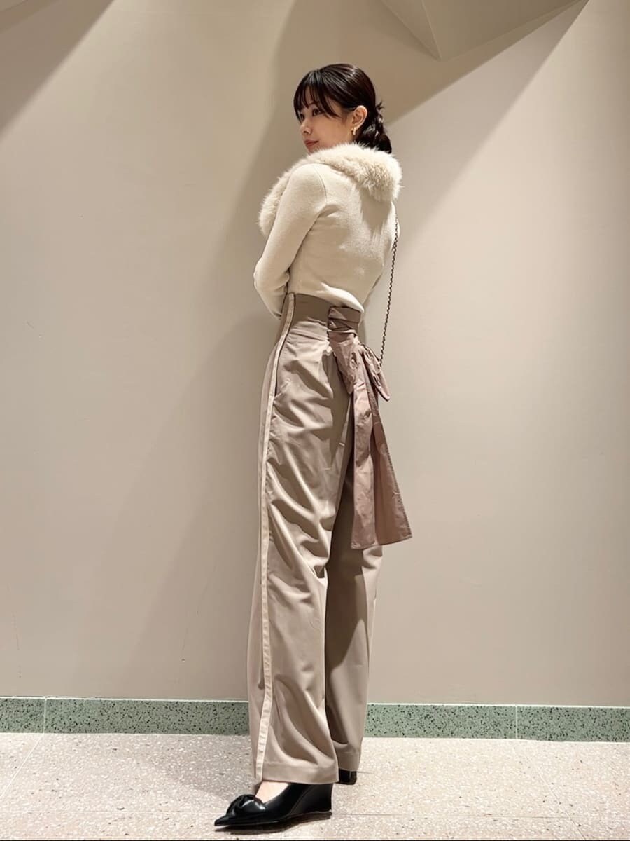 ブラック系のショルダーバッグ、ブラウン系のその他パンツ、ベージュ系のニット/セーターを着用したレディースの秋コーディネートの2枚目の写真