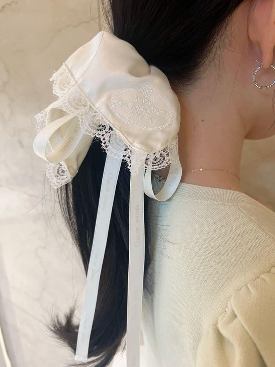 ホワイト系のスカート、イエロー系のカーディガン/ボレロ、ブラウン系のパンプスを着用したレディースの春コーディネートの9枚目の写真