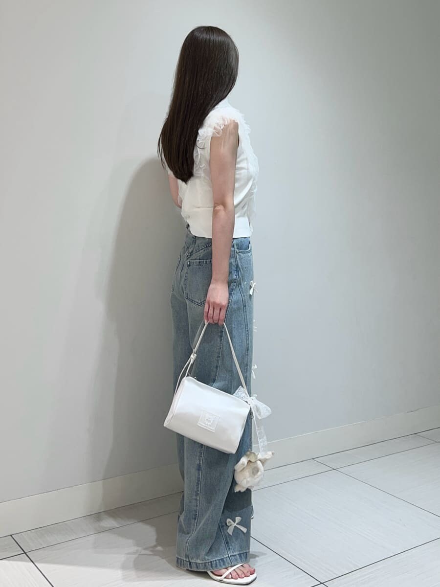 ホワイト系のサンダル、ブルー系のその他パンツ、ホワイト系のニット/セーターを着用したレディースの夏コーディネートの3枚目の写真