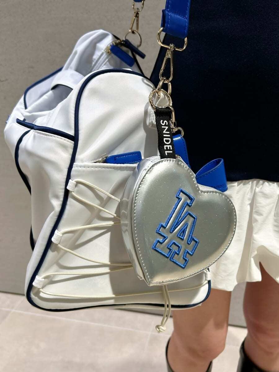 ブルー系のワンピース、ブルー系のシャツ/ブラウス、シルバー系のキーケース/キーアクセサリーを着用したレディースの春コーディネートの8枚目の写真