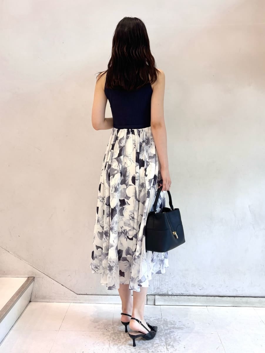 ブルー系のワンピース、ブルー系のテーラードジャケット、ブラック系のショルダーバッグを着用したレディースの秋コーディネートの4枚目の写真