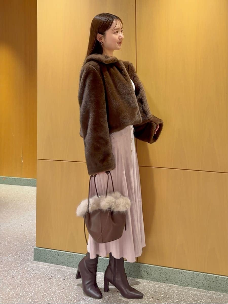 レッド系のブーツ、ブラウン系のステンカラーコート、ピンク系のワンピースを着用したレディースの秋コーディネートの2枚目の写真
