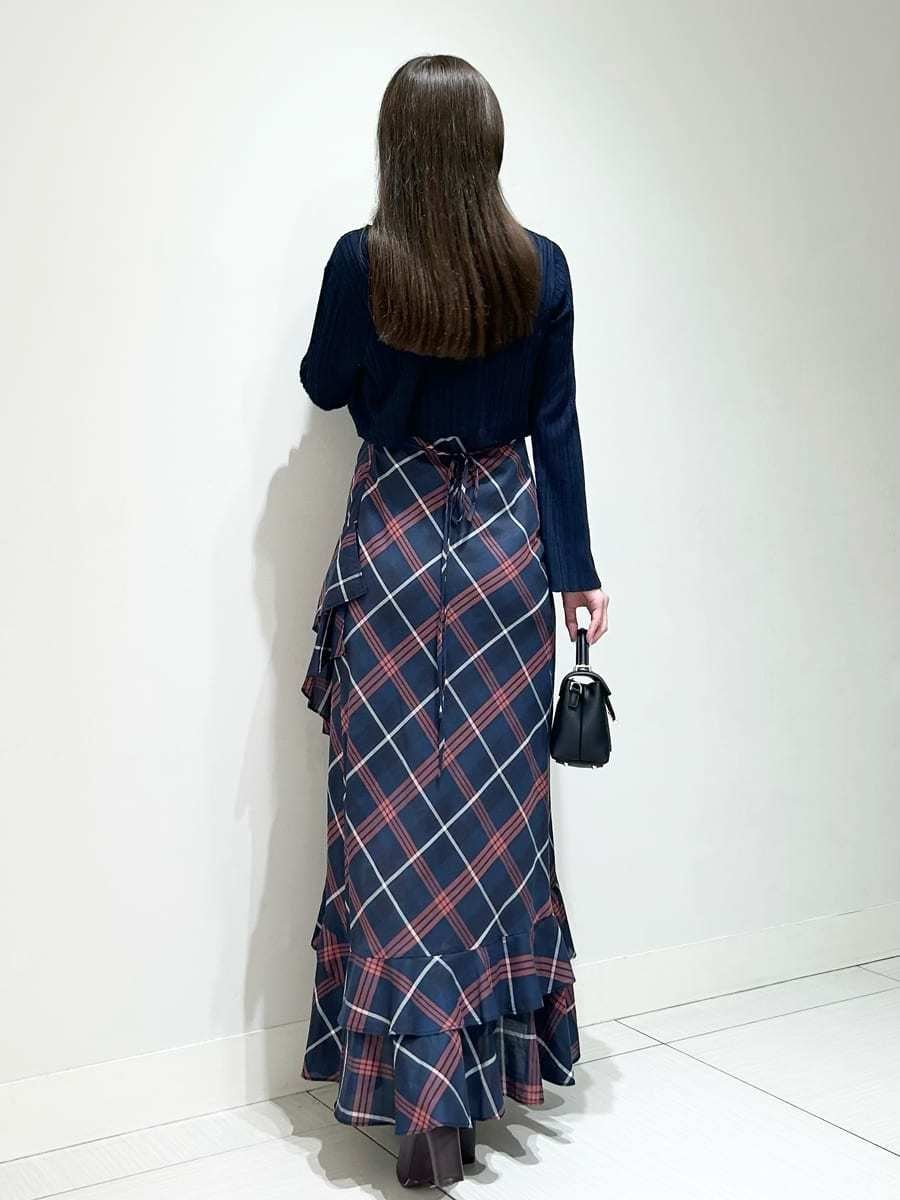 ブルー系のワンピース、ブルー系のカーディガン/ボレロ、レッド系のブーツを着用したレディースの夏コーディネートの6枚目の写真