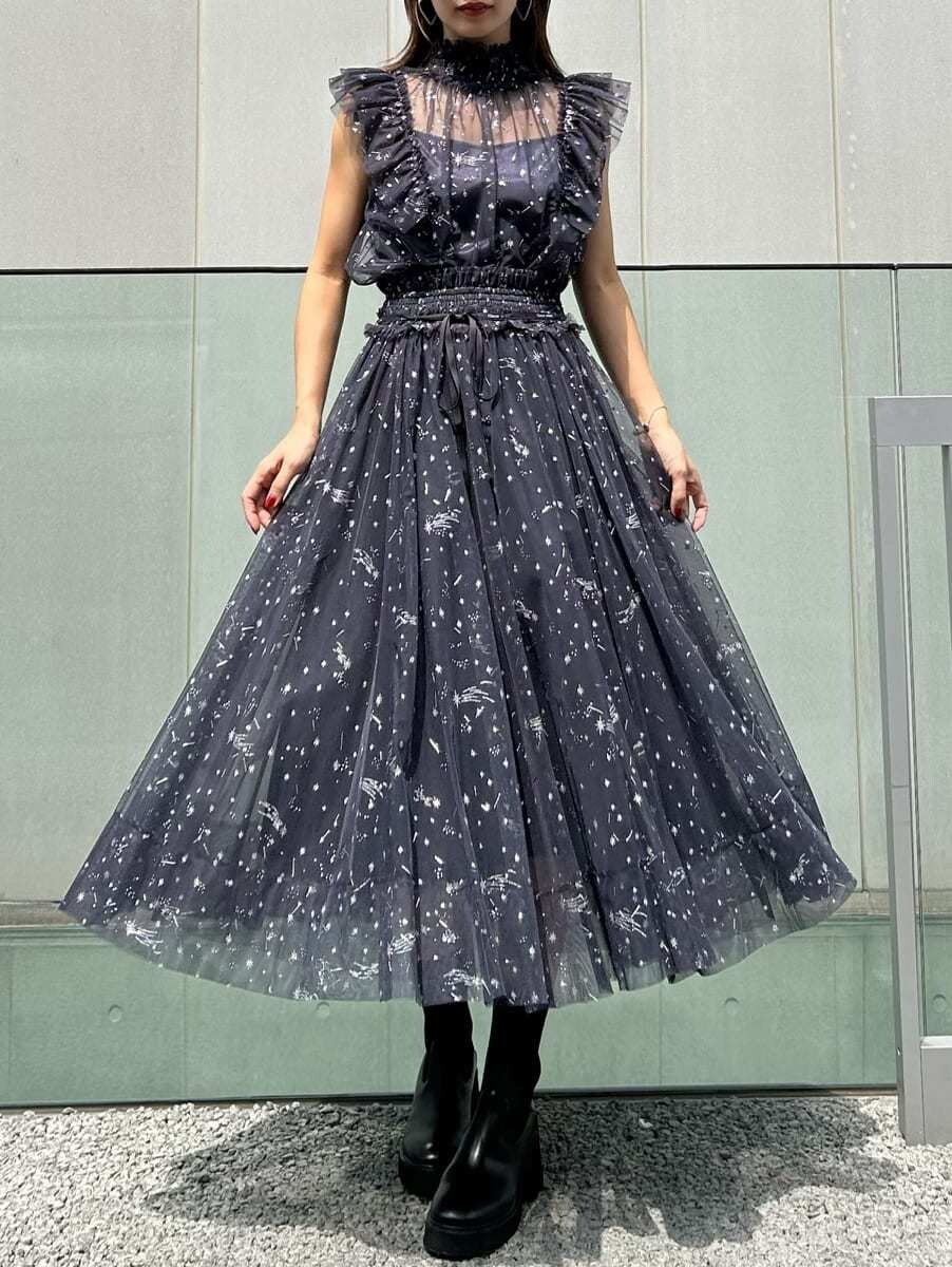 ブルー系のシャツ/ブラウス、ブルー系のスカート、ブラック系のカチューシャを着用したレディースの夏コーディネートの2枚目の写真