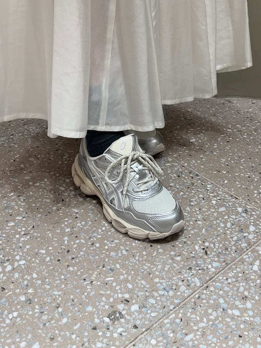 ホワイト系のショルダーバッグ、シルバー系のスニーカー、その他のワンピースを着用したレディースの冬コーディネートの10枚目の写真