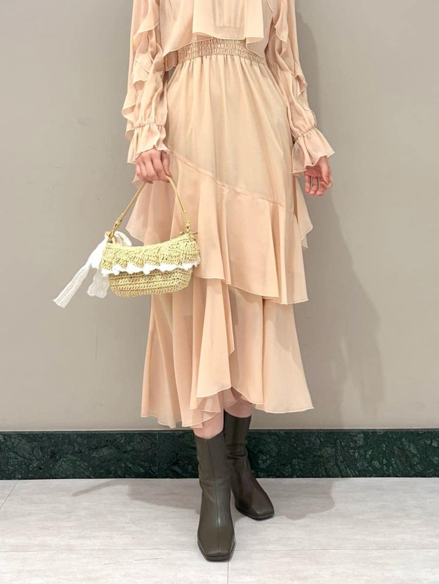 ピンク系のワンピース、ピンク系のカーディガン/ボレロ、ゴールド系のイヤリングを着用したレディースの冬コーディネートの6枚目の写真