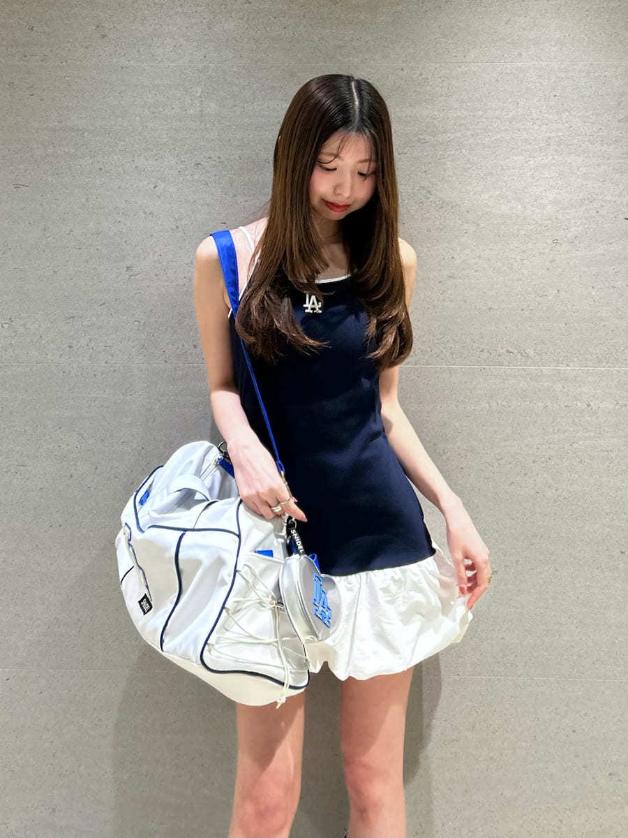 ブルー系のワンピース、ブルー系のシャツ/ブラウス、シルバー系のキーケース/キーアクセサリーを着用したレディースの春コーディネートの5枚目の写真