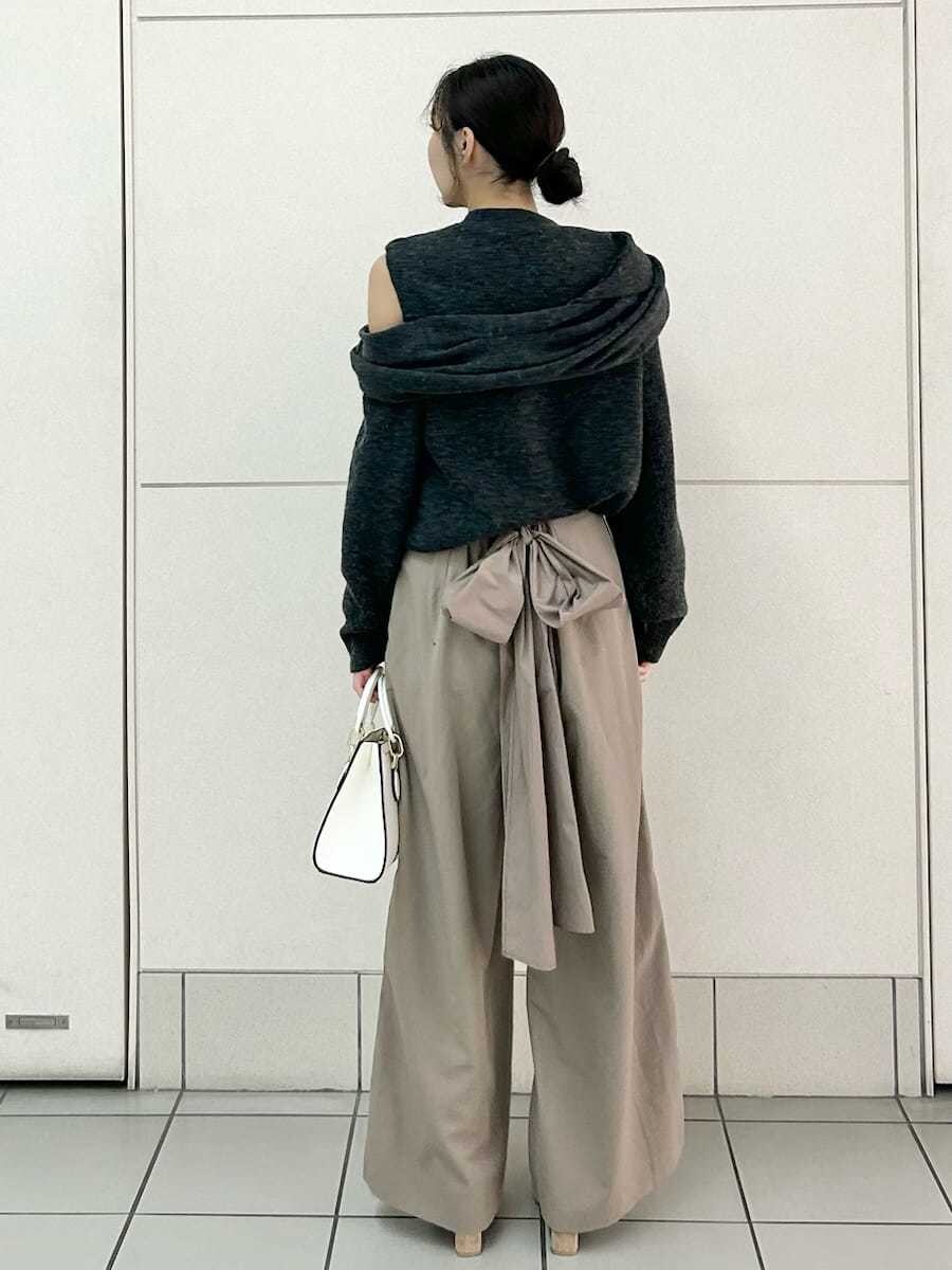 ベージュ系のブーツ、ブラウン系のその他パンツ、グレー系のニット/セーターを着用したレディースの冬コーディネートの4枚目の写真