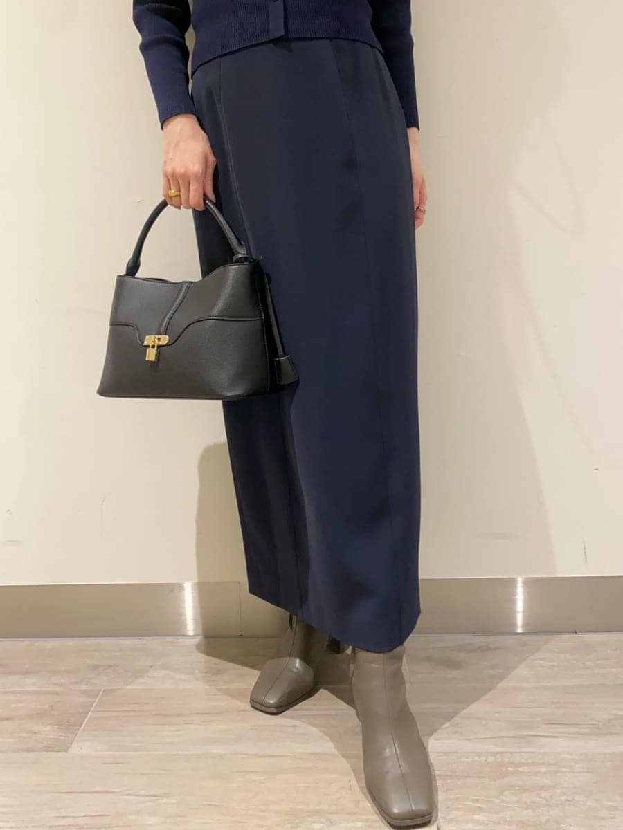 ブルー系のスカート、ブルー系のニット/セーター、ブラック系のハンドバッグを着用したレディースの冬コーディネートの7枚目の写真