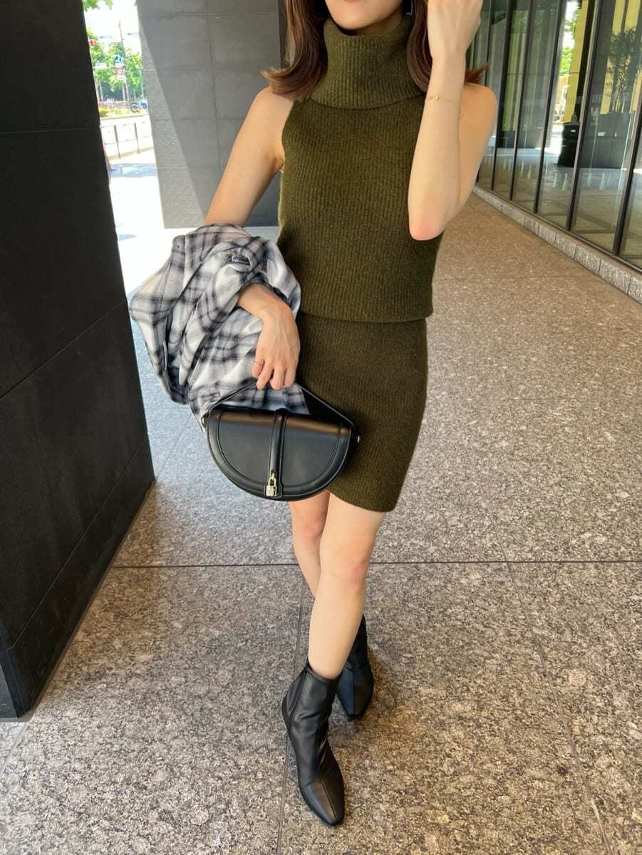 グリーン系のワンピース、ブラック系のシャツ/ブラウス、ブラック系のハンドバッグを着用したレディースの秋コーディネートの8枚目の写真