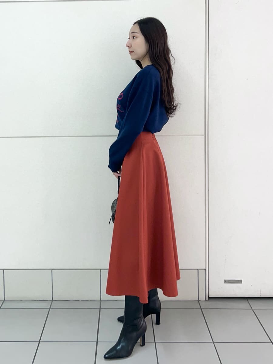 ブラック系のブーツ、ブルー系のニット/セーターを着用したレディースの冬コーディネートの5枚目の写真