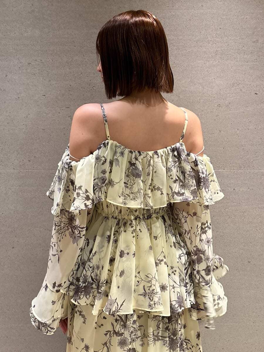 イエロー系のワンピースを着用したレディースの秋コーディネートの4枚目の写真