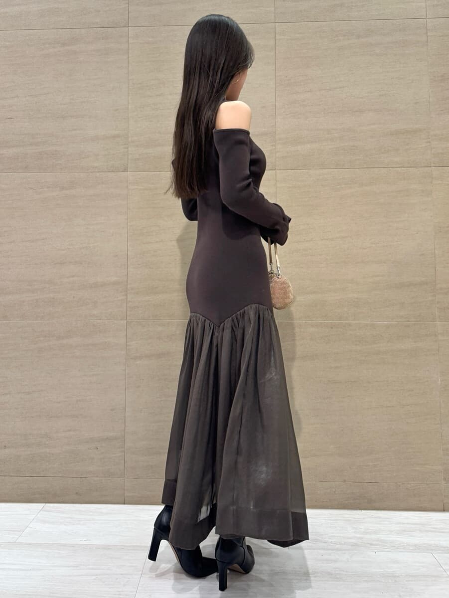 ブラック系のブーツ、ブラウン系のワンピースを着用したレディースの秋コーディネートの4枚目の写真