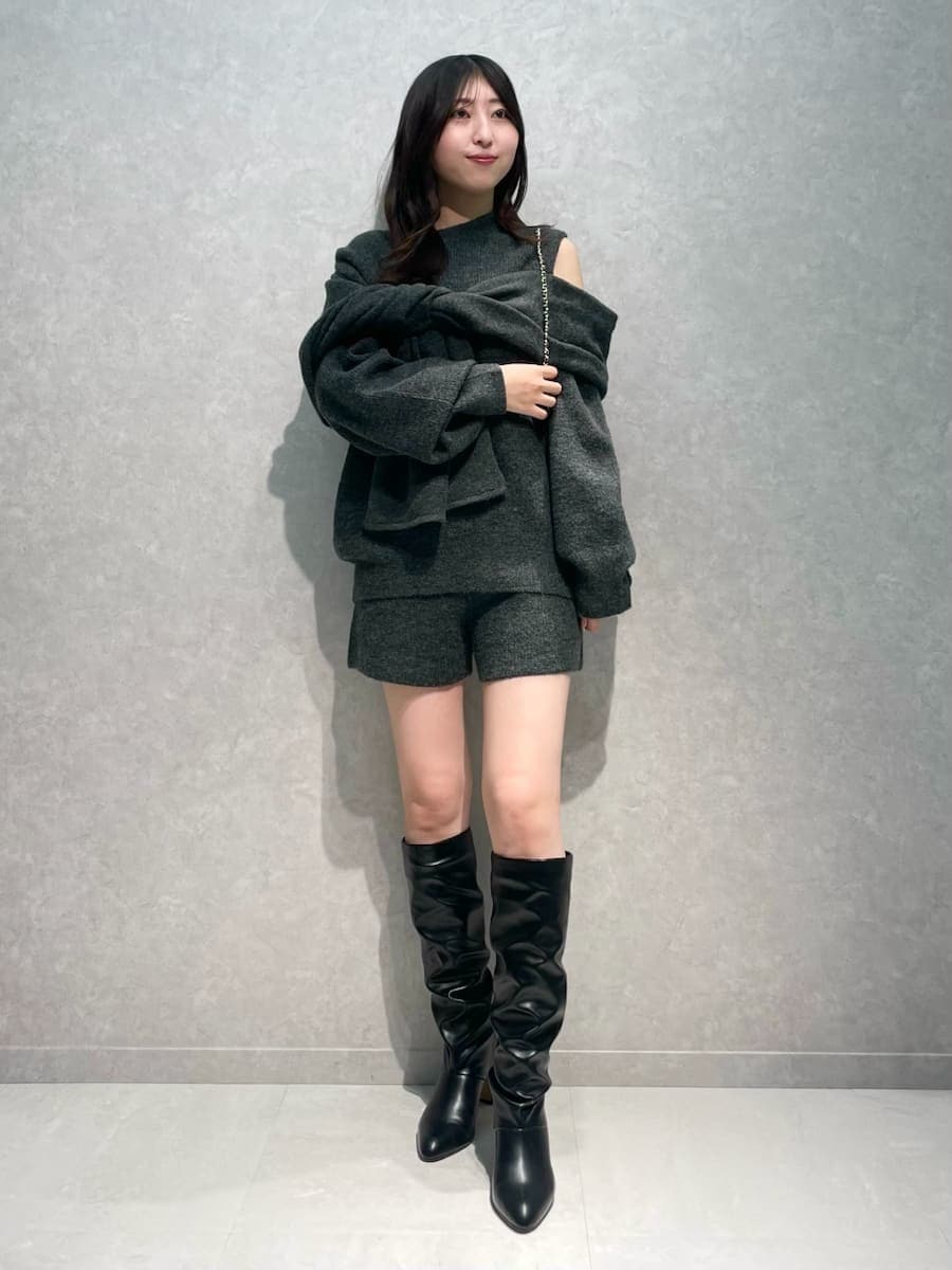 ブラック系のショルダーバッグ、ホワイト系のダウンジャケット/コート、グレー系のその他パンツを着用したレディースの冬コーディネートの2枚目の写真