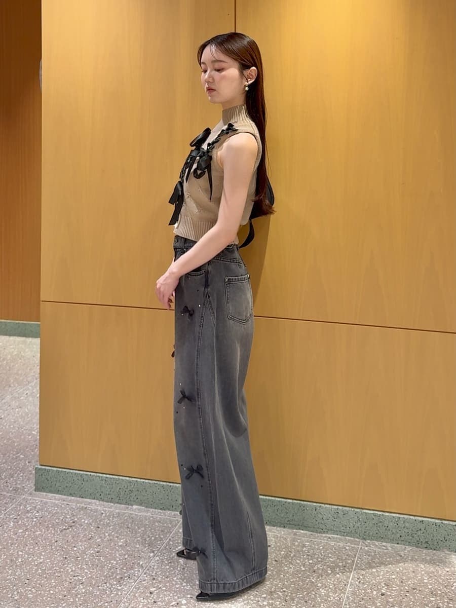 ブラック系のショルダーバッグ、ブラック系のその他パンツ、ベージュ系のニット/セーターを着用したレディースの夏コーディネートの2枚目の写真