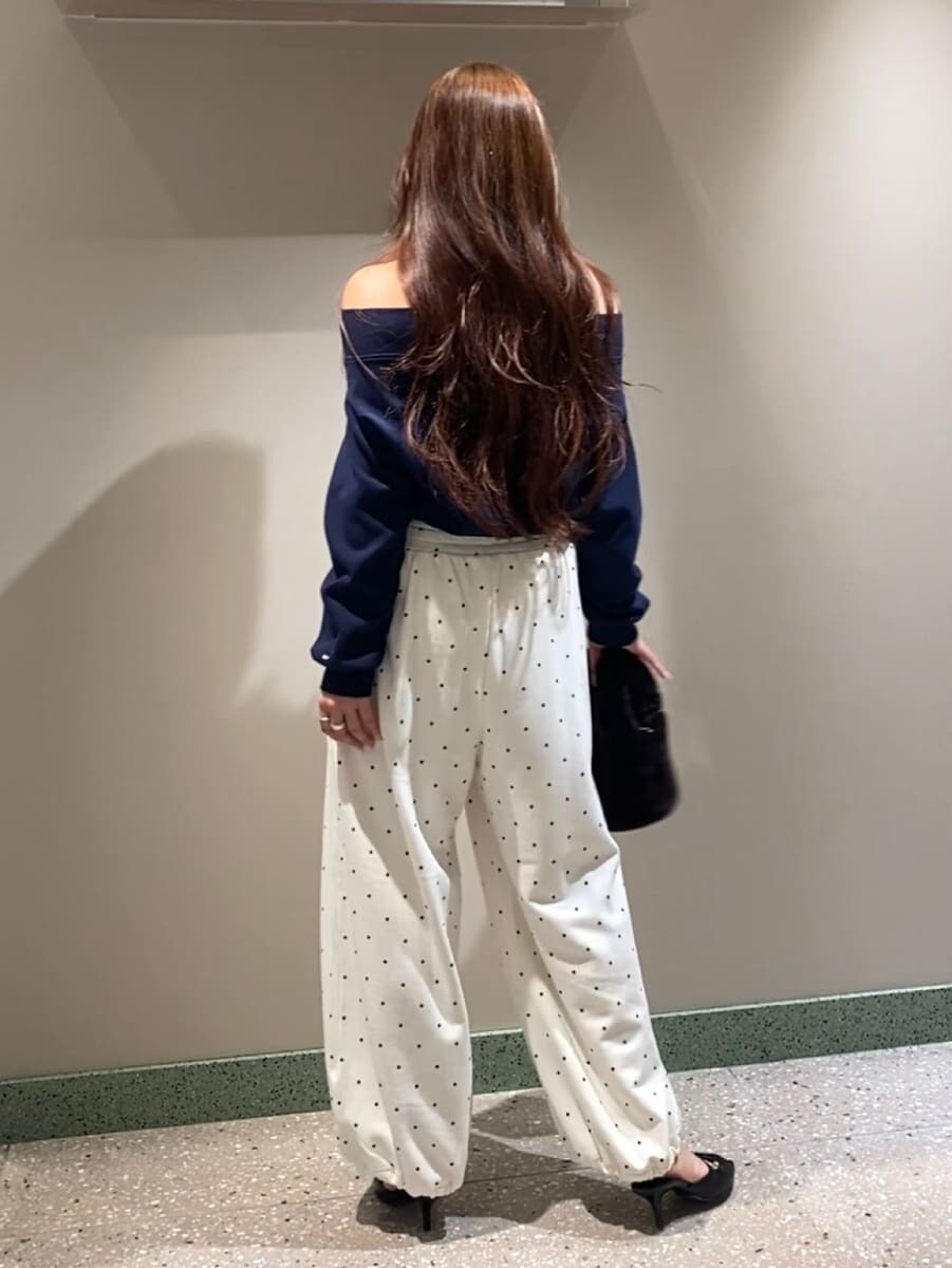その他のその他パンツ、ブルー系のワンピース、ブラック系のサンダルを着用したレディースの秋コーディネートの5枚目の写真